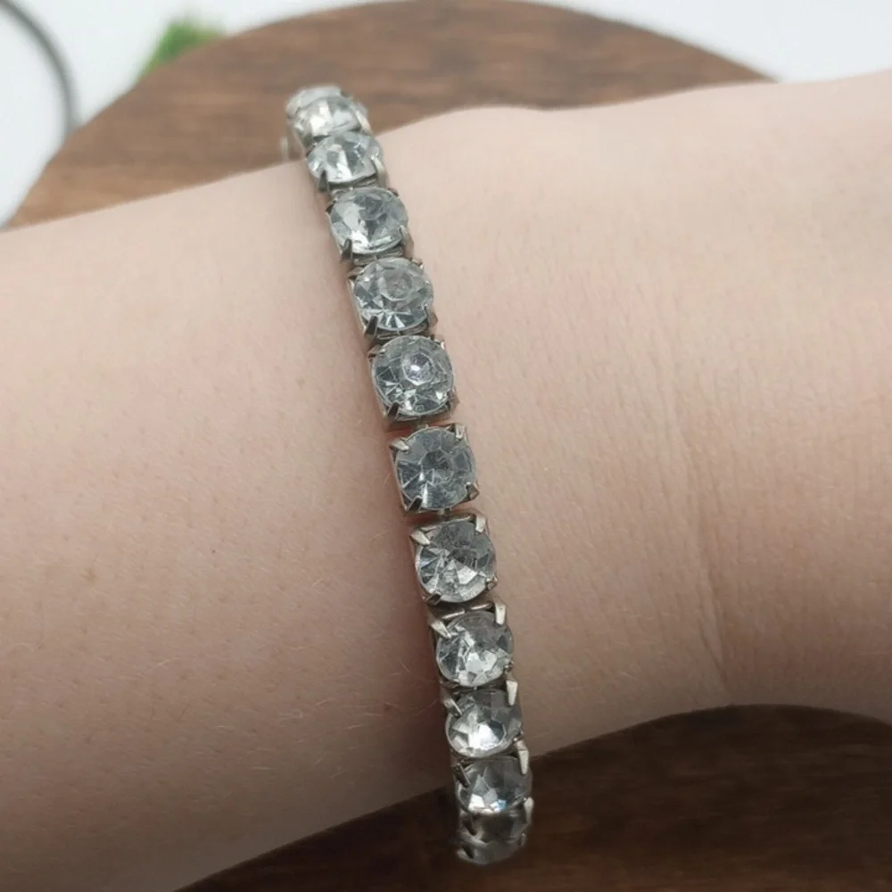 Elegant Silver Tone Crystal Bracelet B1001